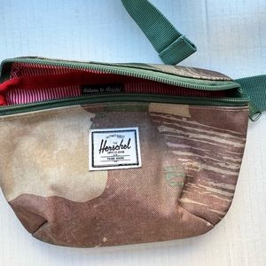 Herschel Waist Bag. Camo.